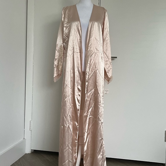 Peach Flora Nikrooz Color Sleep Robe Silk Like Material - Picture 3 of 7